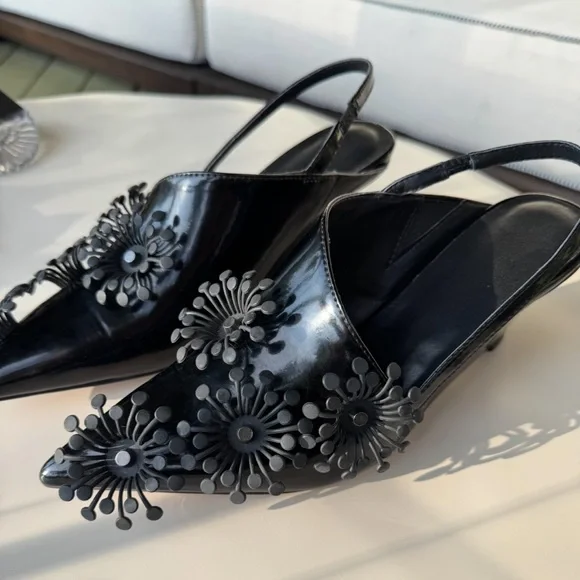 Adorable black patent leather 3D floral heels size 7 - Picture 2 of 8